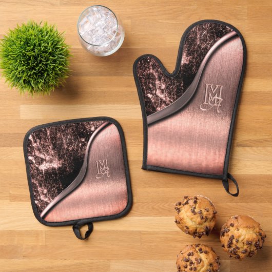 Roze geborsteld metaal en metaalsteen monogram ovenwant & pannenlap set (Top down)