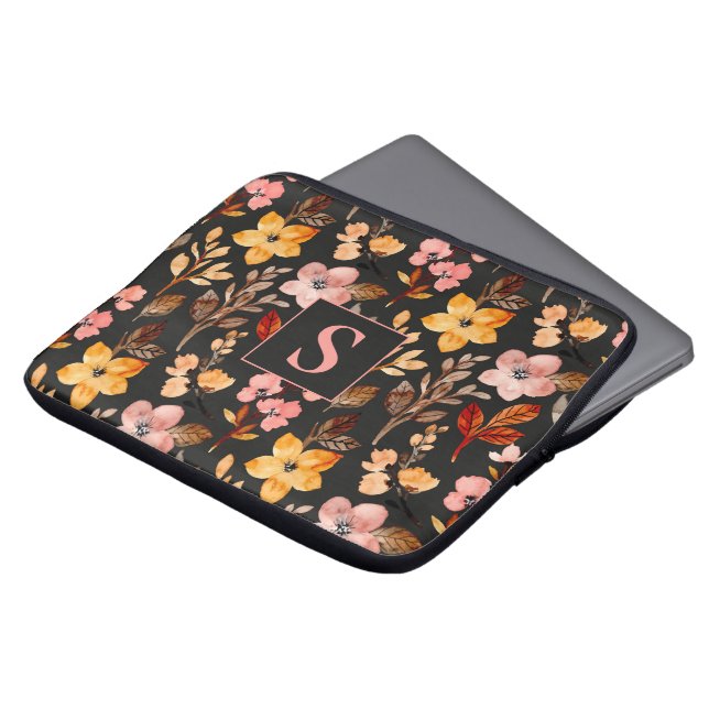 Roze geel Sinaasappel Floral Black Monogrammen Laptop Sleeve (Voorkant top)