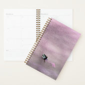 Roze gefactureerde eend op het water planner (Display)