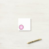 Roze geglazuurde chocolaatdonut post-it® notes (Op bureau)