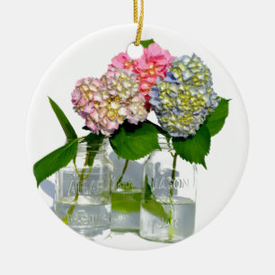 Roze gele blauwe hydrangeas in moeraspot keramisch ornament