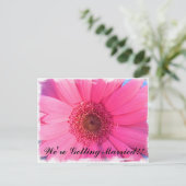Roze Gerber Daisy bruiloft uitnodiging (Staand voorkant)