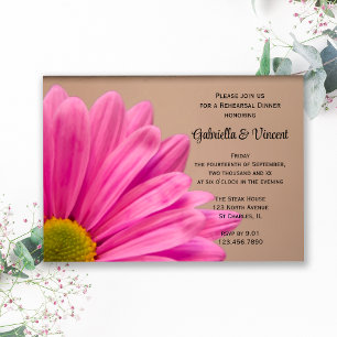Roze Gerber Daisy op Tan Wedding Rehearsal Dinner Kaart
