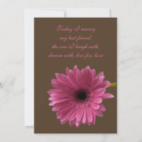 Roze Gerbera Daisy met uitnodiging tot bruin huwel