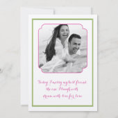 Roze Gerbera met groene satin lint uitnodiging (Achterkant)