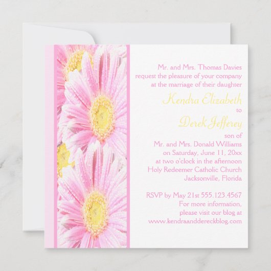 Roze Gerbera's op witte bruiloft uitnodiging (vier (Achterkant)