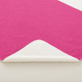 Roze gestructureerd oppervlak met subtiel draaiend sherpa deken (3/4)