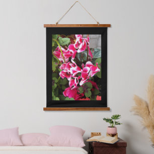 Roze, gevarieerd cyclamen met zwarte rand hangend wandkleed