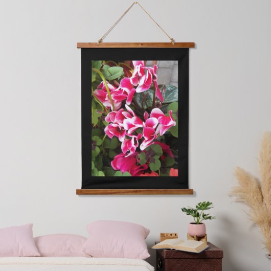 Roze, gevarieerd cyclamen met zwarte rand hangend wandkleed (Slaapkamer)