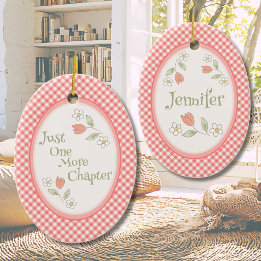 Roze Gingham "Eén Hoofdstuk Maar" Persoonlijk Keramisch Ornament