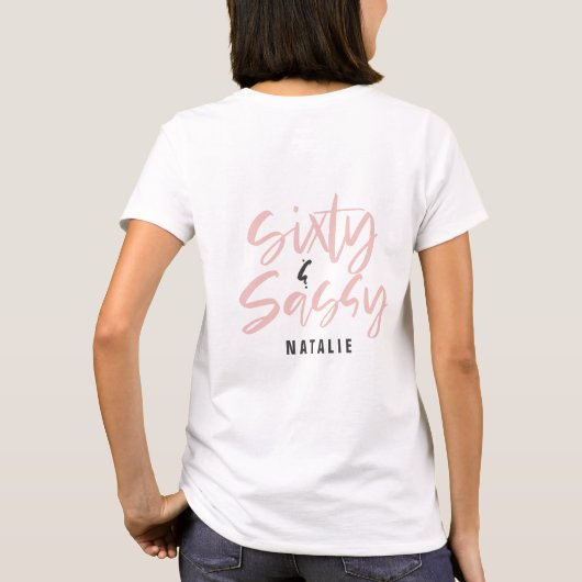 Roze girly script chic zestig & sassy 60e verjaard t-shirt (Achterkant)