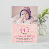 Roze Glitter Bloemenkrans Eerste Verjaardagsuitnod Kaart (Staand voorkant)