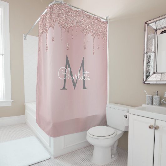 Roze Glitter Drift Monogram Elegant Girly Script Douchegordijn (In situ)