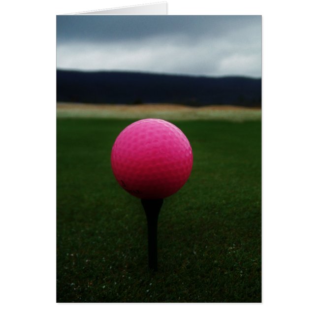 Roze Golfbal op een golfbaan in een berg (Voorkant)
