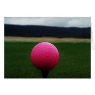 Roze Golfbal op een golfbaan in een berg