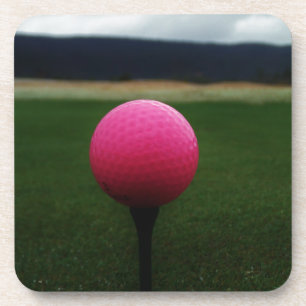 Roze Golfbal op een golfbaan in een berg Bier Onderzetter