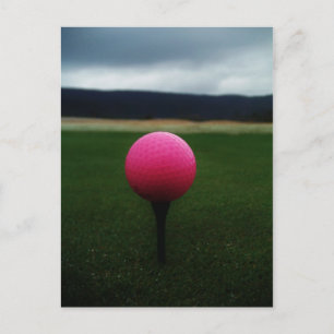 Roze Golfbal op een golfbaan in een berg Briefkaart
