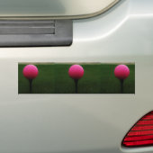Roze Golfbal op een golfbaan in een berg Bumpersticker (Op auto)