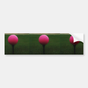 Roze Golfbal op een golfbaan in een berg Bumpersticker