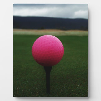 Roze Golfbal op een golfbaan in een berg Fotoplaat