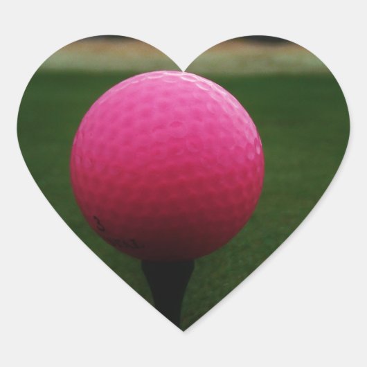 Roze Golfbal op een golfbaan in een berg Hart Sticker (Voorkant)