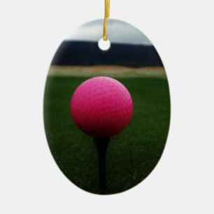 Roze Golfbal op een golfbaan in een berg Keramisch Ornament