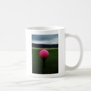 Roze Golfbal op een golfbaan in een berg Koffiemok