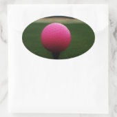 Roze Golfbal op een golfbaan in een berg Ovale Sticker (Tas)