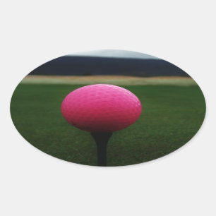 Roze Golfbal op een golfbaan in een berg Ovale Sticker