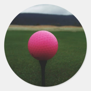 Roze Golfbal op een golfbaan in een berg Ronde Sticker
