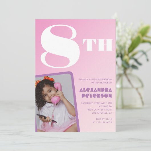 Roze Gradiënt 8e verjaardag uitnodigingen Meisje F (Staand voorkant)