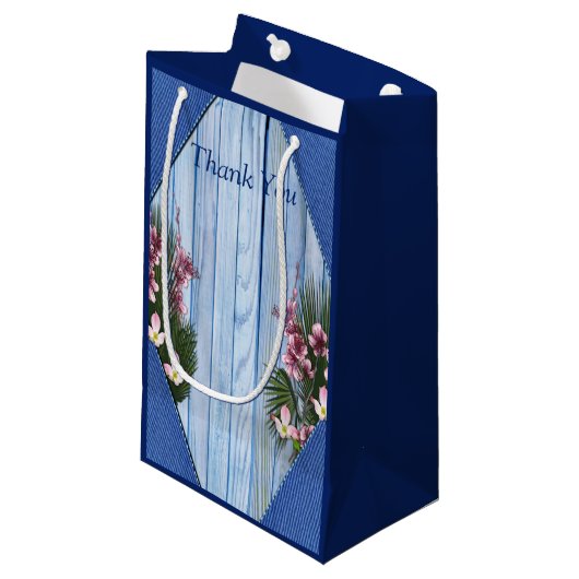 Roze grafische bloemen op Blauw-houttextuur Gift B Klein Cadeauzakje (Voorkant Gekanteld)