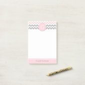 Roze grijze Chevron Monogram Post-it® notes (Op bureau)