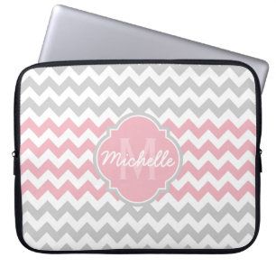 Roze grijze Chevron Pattern Quatrefoil Monogram Laptop Sleeve