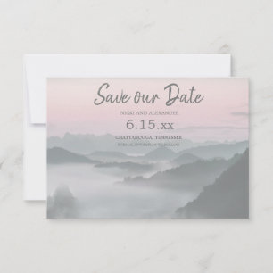 Roze Grijze Nevelige Bergen Sla onze Datum Op Trou Save The Date