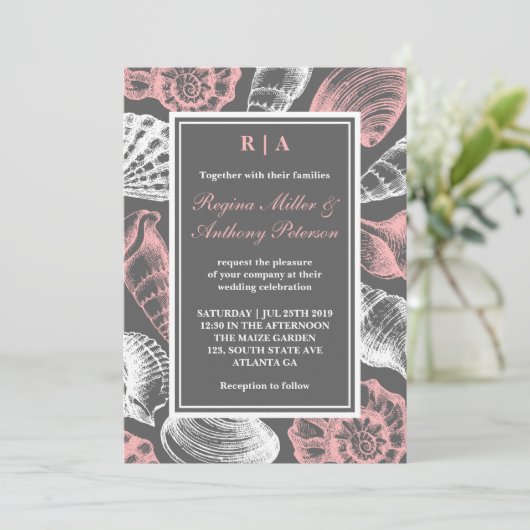 Roze grijze witte zeeshells met uitnodiging tot hu (Staand voorkant)