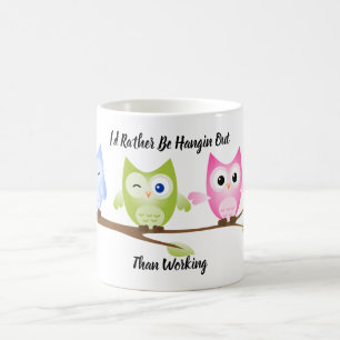 Roze, Groene en Blauwe Owl die uit op een Tak hang Koffiemok