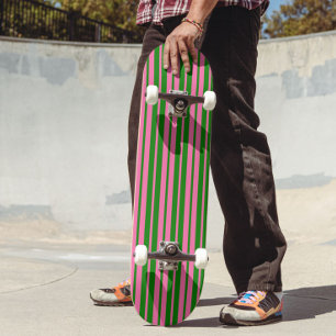 Roze groene stijlvolle strepenpatroonontwerp skateboard