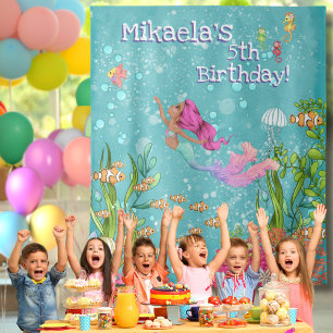 Roze haarkleurmiddel onder de achtergrond van het  wandkleed