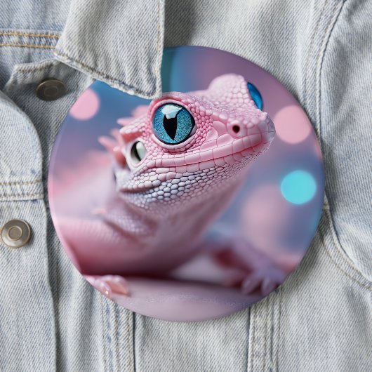 Roze hagedis met blauwe ogen ronde button 6,0 cm (In situ)