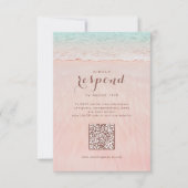 Roze harten in het zand strand bruiloft QR code RSVP Kaartje (Voorkant)