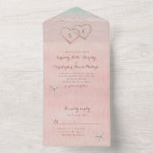 Roze harten op de zandstrandbruiloft all in one uitnodiging (Binnen)