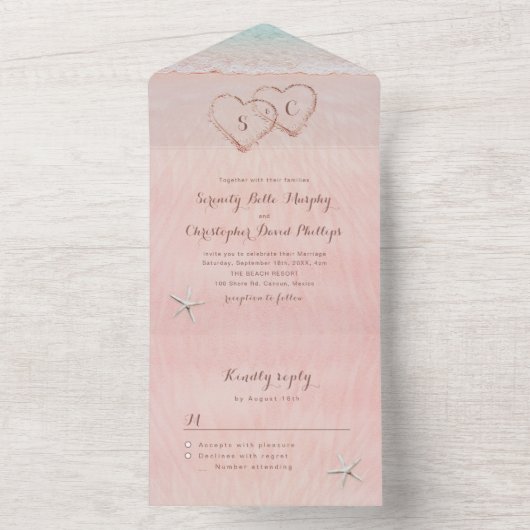 Roze harten op de zandstrandbruiloft all in one uitnodiging (Binnen)