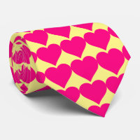 Roze harten op een gele achtergrond.
