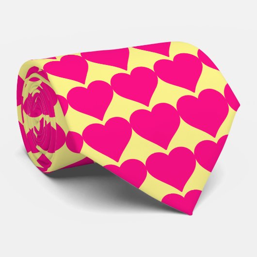 Roze harten op een gele achtergrond. stropdas (Opgerold)
