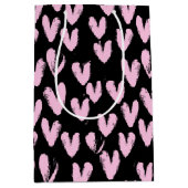 Roze harten op zwart medium cadeauzakje (Voorkant)