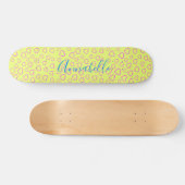 Roze hartpatroon op gele achtergrond skateboard (Horizontaal)