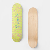 Roze hartpatroon op gele achtergrond skateboard (Voorkant)