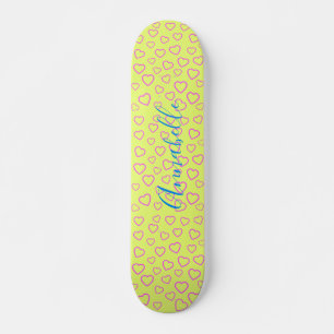 Roze hartpatroon op gele achtergrond skateboard