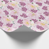 Roze hellebore Flowers Berries & Ribbons op Roze Cadeaupapier (Hoek)